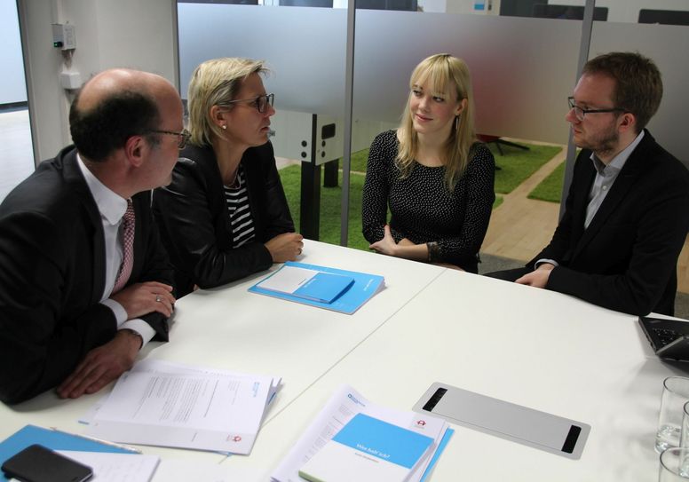 Oliver Schenk vom Bundesgesundheitsministerium und Sachsens Sozialministerin Barbara Klepsch (v.l.) erkundigen sich vor Ort bei Beatrice Brülke und Ansgar Jonietz über die Arbeit von „Washabich.de“. Foto: Pönisch