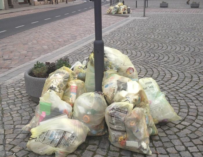 Gelbe Säcke gehören im Verbandsgebiet noch zum Entsorgungsalltag – noch.            Foto (Meißen): Archiv