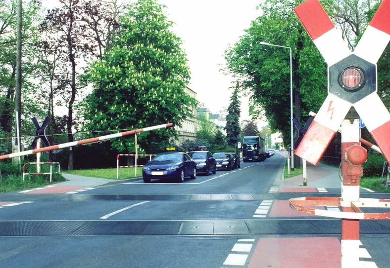 Bereits vor Jahren wurde der Bahnübergang an der Berliner Straße umgebaut und für Autos gesperrt. Wird er bald wieder geöffnet? Foto: Fischer