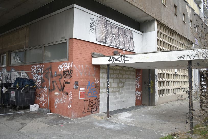 Zugemauerte Eingangstür am Hochhaus Grunaer Straße 5.