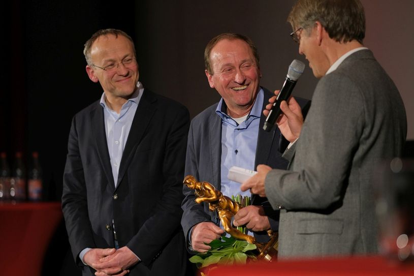 Hagen Melzer (mitte) mit dem Goldenen Rudi Foto: Laufszene Events
