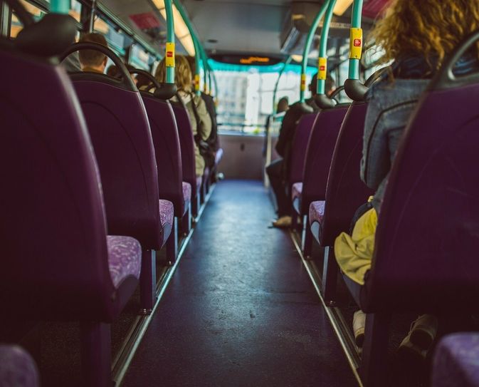 Mit dem verbundweit gültigen BildungsTicket sind Schüler im Monat für nur 15 Euro unterwegs.