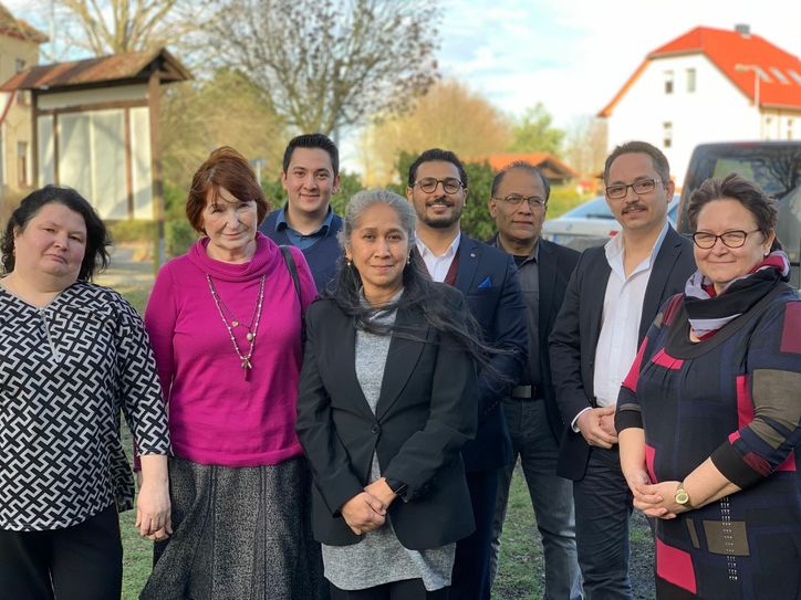 Der Integrationsbeirat des Landkreises OSL im Vorfeld der Ernennung durch den Kreistag im März 2020, gemeinsam mit der Integrationsbeauftragten der Kreisverwaltung, Kathrin Tupaj (re.). Jüngst wurde Omar Kassab (2.v.r.) zum  Vorsitzenden gewählt. Seine Stellvertreterin ist Olga Hoffmann (li.). Archivfoto: Landkreis/Werner