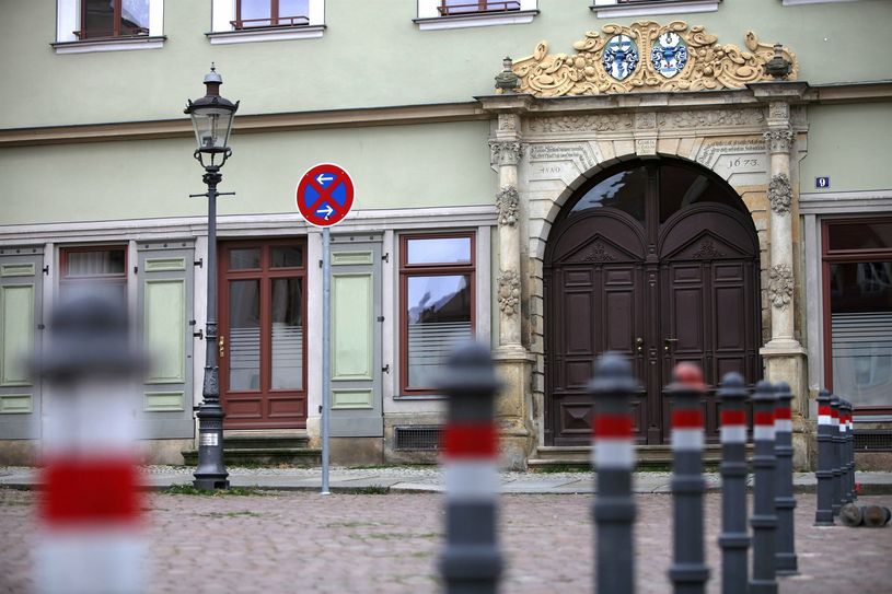 Ein Verkehrszeichen »absolutes Halteverbot« steht plötzlich vor dem sogenannten Volkamer-Haus am Markt in Pirna neben dem historischen Nachbau einer Gaslaterne.