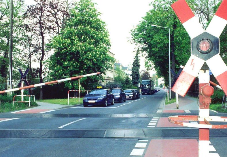 Mit der neuen Richtlinie „Kommunaler Straßen- und Brückenbau“ wird der Haushalt entlastet, weil für die nötigen anstehenden Baumaßnahmen an Eisenbahnkreuzungen höhere Fördermittel beantragt werden können.