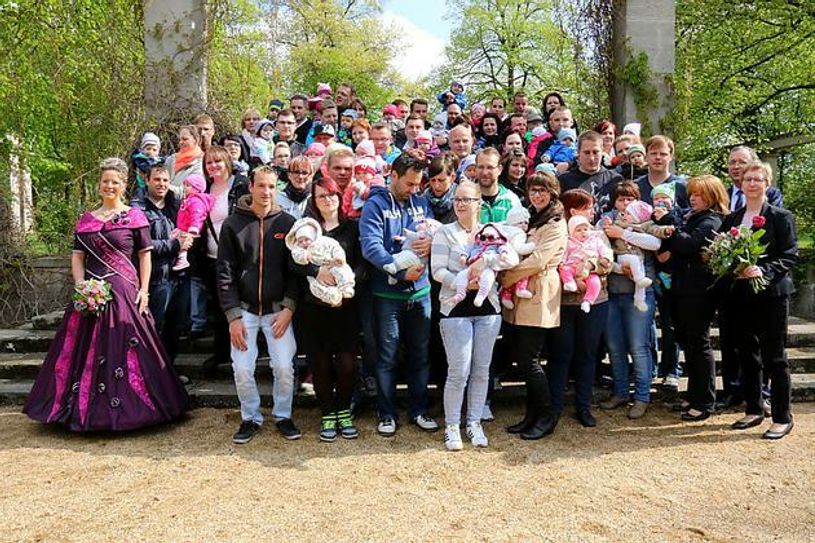 Für 63 Babys wurde im Jahr 2015 eine eigene Rose gepflanzt. Renate Kulick-Aldag (r.) begleitete bis 2016 insgesamt 10 Jahre lang die beliebte Babyrosen-Aktion . Fotos: Archiv/rka