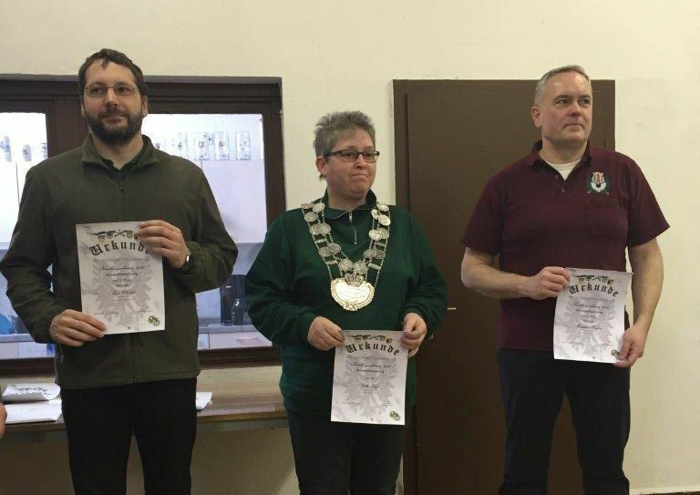 Die drei Erstplatzierten der Gesamtwertung (von links): Jens Ehrlich (1. Männer, 2. Gesamtwertung), Elke Vogt (1. Damen, Kreisschützenkönigin), Matthias Hockauf (2. Männer, 3. Gesamtwertung). Foto: Sportschützenkreis Oberlausitz/ Niederschlesien e. V.