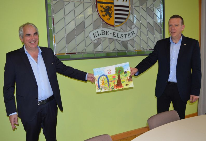 Übergabe des Kalenders mit der Losnummer 2000 durch den Rotarier Präsident Peter Hans an Landrat Christian Heinrich-Jaschinski. Foto: pm