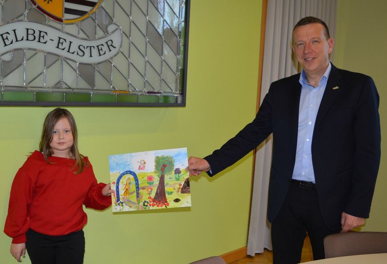 Die Herzberger Schülerin Valeria Peritov bekam natürlich von Landrat Christian Heinrich-Jaschinski als Dankeschön für die Titelbildvorlage ihren eigenen Kalender 2020. Foto: pm