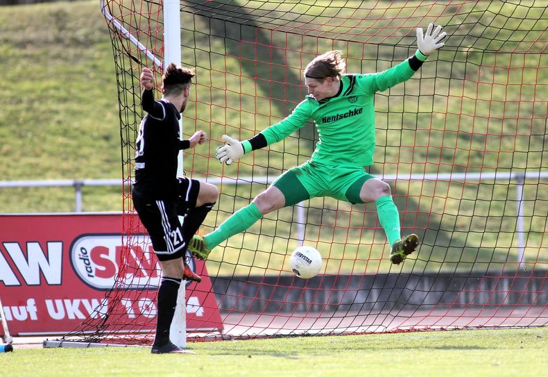 Das 3:0 für Halberstadt zeigt, wie allein der Bautzener Torhüter Jakub Jakubov von seinen Vorderleuten gelassen wird. Weit und breit kein Budissa-Spieler, der Rufat Dadshov am Kopfball hindern könnte. Foto: Zettl