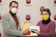 Oberbürgermeister Holger Kelch übergibt die Spenden für die Sternsinger an Gemeindereferentin Gabriele Jarski. Foto: Stadt Cottbus