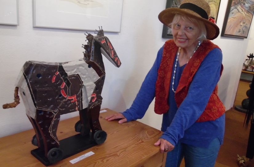 Helga Luzens vor dem »Trojaner« von Martina Hasse.