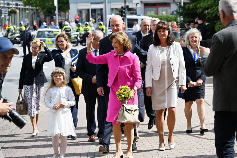 Bei ihrer Ankunft grüßt Königin Silvia von Schweden die Menschen, die gekommen waren, um die feierliche Einweihung zu verfolgen.