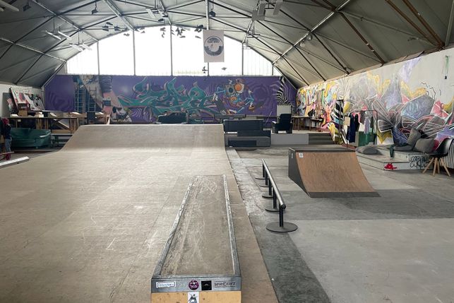 Das Skaterareal soll als Kalthalle erhalten bleiben, die angrenzenden Sozialräume werden saniert und die ehemalige Sauna muss abgerissen werden. 
Fotos: Farrar