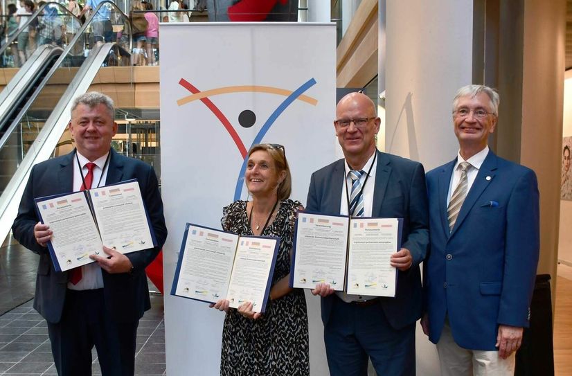 Die trilaterale Vereinbarung ist unterschrieben: Landrat Wolsztyn Jacek Skrobisz, Bürgermeisterin Cabestany Edith Pugnet, LDS-Landrat Stephan Loge, Dieter Hackmann, Vorsitzender Weimarer Dreieck-Verein (v.l.)