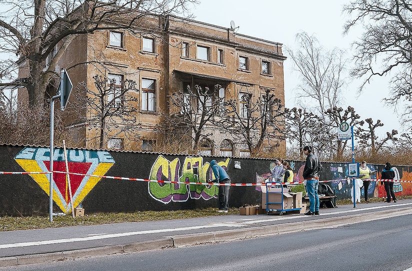 Schüler gestalten 50 Meter lange Mauer entlang der B87 in Herzberg kreativ um.