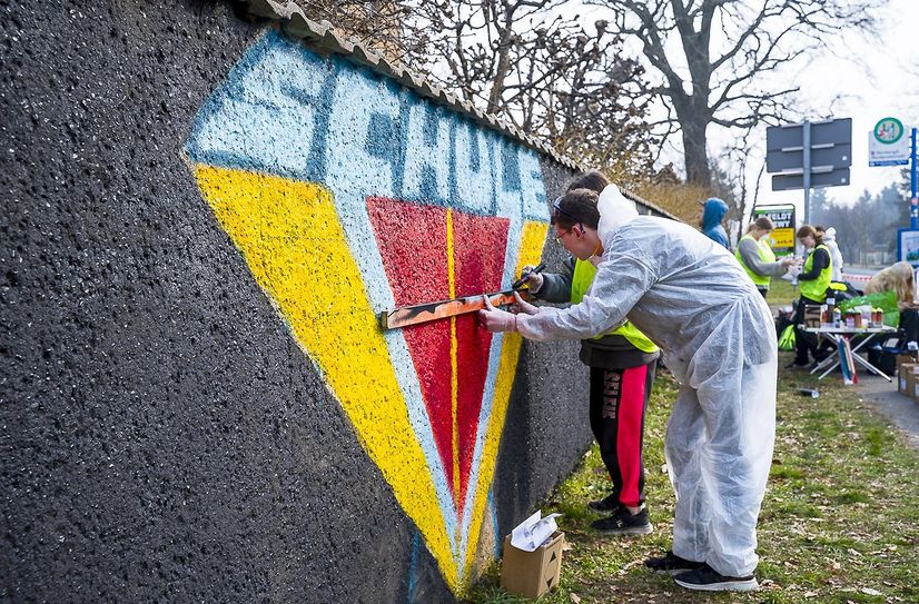 Bei der Arbeit: Graffitikünstler in Herzberg an der B87 in Aktion.