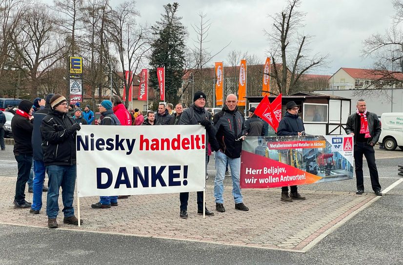 Die Mahnwachen vor dem Waggonbau findet seit November jede Woche statt. Am 21. Februar gab&apos;s eine Ausnahme. Statt vor den Werkstoren zu demonstrieren, fand eine Mahnwache durch Niesky statt. Damit wollte man sich auch bei den Händlern bedanken.