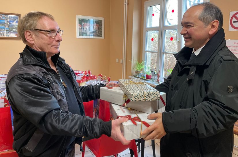 Uwe Zimmermann wiederum hatte 24 Weihnachtspräsente für die Menschen in der Unterkunft dabei.  Foto: T. Keil