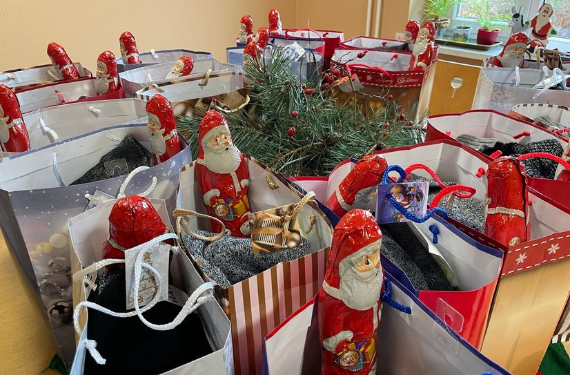 Uwe Zimmermann wiederum hatte 24 Weihnachtspräsente für die Menschen in der Unterkunft dabei.  Foto: T. Keil