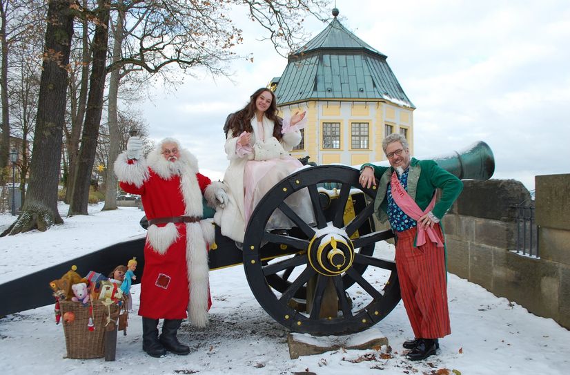 Diese Figuren wird es auf dem Weihnachtsmarkt zu sehen geben: Den Weihnachtmann (Andreas Wild), die Prinzessin (Vivien Rücker) und »Das tapfere Schneiderlein« (Möritz Röhl) (v.l.n.r.).