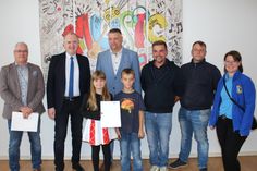 Staatsminister Thomas Schmidt (2.v.l.), Jens Frühauf (l.) vom Kreisentwicklungsamt des Landkreises Bautzen und Bürgermeister Rico Pfeiffer (4.v.l.) im Kreis von Nutzern Vereinshauses in Ottendorf-Okrilla.