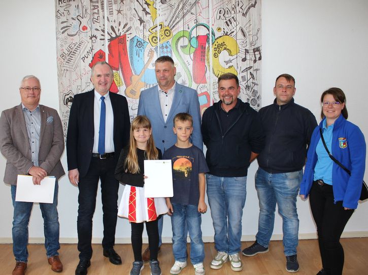 Staatsminister Thomas Schmidt (2.v.l.), Jens Frühauf (l.) vom Kreisentwicklungsamt des Landkreises Bautzen und Bürgermeister Rico Pfeiffer (4.v.l.) im Kreis von Nutzern Vereinshauses in Ottendorf-Okrilla.