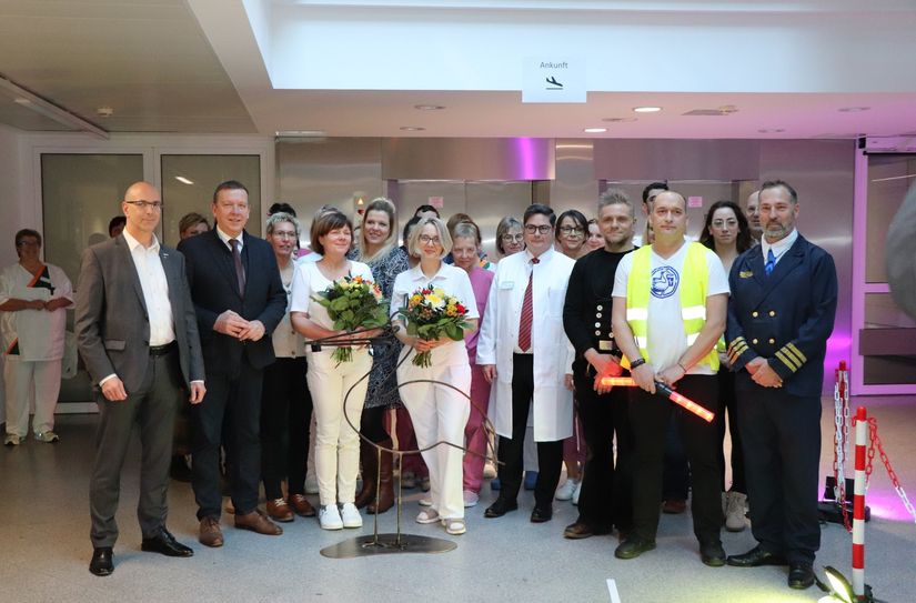 Mit Applaus und vielen strahlenden Augen wurde der Einflug des Klapperstorches verfolgt. Foto: EEK