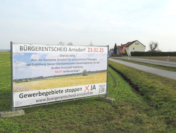 Die Bürgerinitiative in Arnsdorf macht auf ihr Anliegen deutlich aufmerksam.