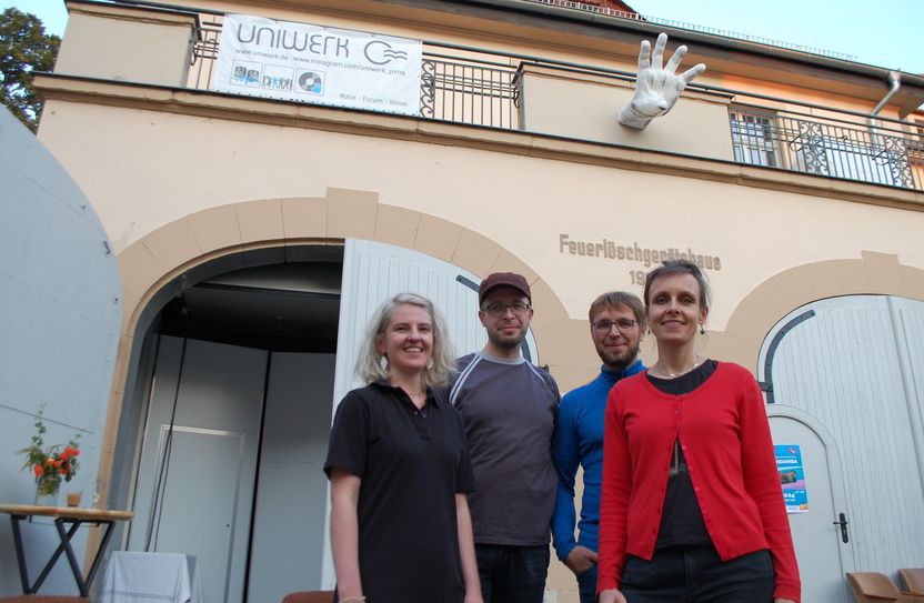 Vereinsmitglieder Juliane Renner, Robert Reimann, Ronald Reichelt und  Barbara Zalesky (v. l. n. r.) vor dem »Uniwerk«-Vereinsgebäude in der Alten Feuerwache von Pirna.