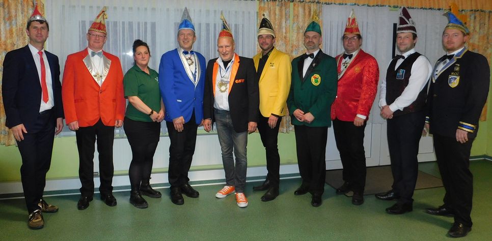 Dieses Foto mit Seltenheitswert entstand im Rahmen des 2. Tollitätengipfels der Sparkassenstiftung »Zukunft Elbe-Elster-Land« in Kolochau und zeigt René Stolpe (li) mit allen »karnevalistischen Oberhäuptern« aus Elbe-Elster vereint - Es sind also  »Die Neun auf einen Streich«. Jeder der Vereine hat wieder ein tolles Programm auf die Beine gestellt für eine  gelingende Faschingssaison.