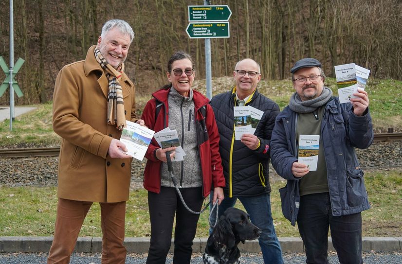 Oberbürgermeister Uwe Rumberg, die Wanderwegewarte Marlis und Ralf Fichtner sowie Tilo Harder vom Stadt- und Tourismusmarketing (v.l.n.r.) präsentieren die neuen Wanderflyer.