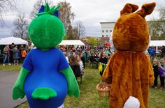 Osterhase und WIS-Ente  begrüßen die Gäste.