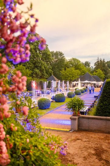 Der Rosenpark lädt am Wochenende mit beeindruckenden Illuminationen von Skulpturen, Brunnen und Gartenarchitektur zum Spazieren und Entdecken ein.