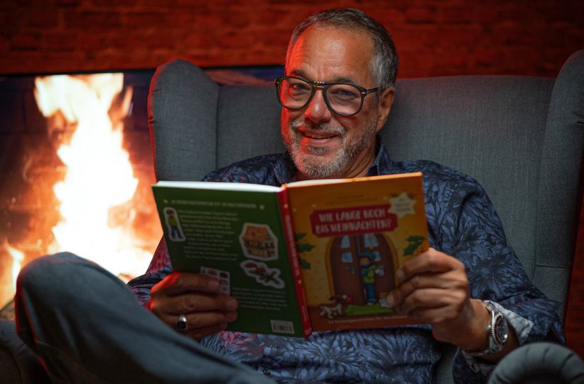 Schauspieler und Synchronsprecher Charles Rettinghaus gibt Eltern Tipps, wie sie ihren Kindern (nicht nur) in der Vorweihnachtszeit lebendig und fesselnd vorlesen können.