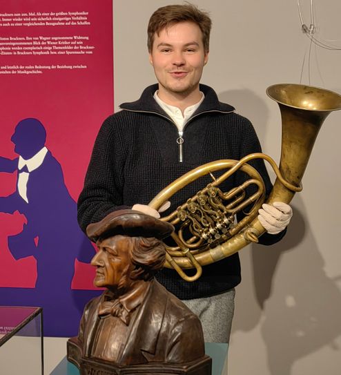 Auch eine Wagner-Tuba wird gezeigt. Bruckner setzte das Instrument ab seiner 7. Symphonie ein. Es ist dem Waldhorn ähnlich, hat einen dunklen, transzendenten Klang. Dazu gibt es Hörbeispiele.
