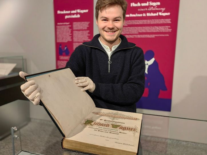 Tom Adler ist 25, Musikwissenschaftler, und kann jetzt die Originalpartitur von Bruckners Dritter Symphonie präsentieren.