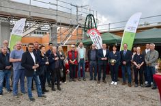 Vertreter von Roh- und Stahlbauunternehmen und der beauftragten Planungsbüros, der Verwaltung, Feuerwehr und des DRK feierten zusammen mit Landrat Christian Jaschinski (7.v.r.) Richtfest für den neuen Stützpunkt des Katastrophenschutzes in Doberlug-Kirchhain