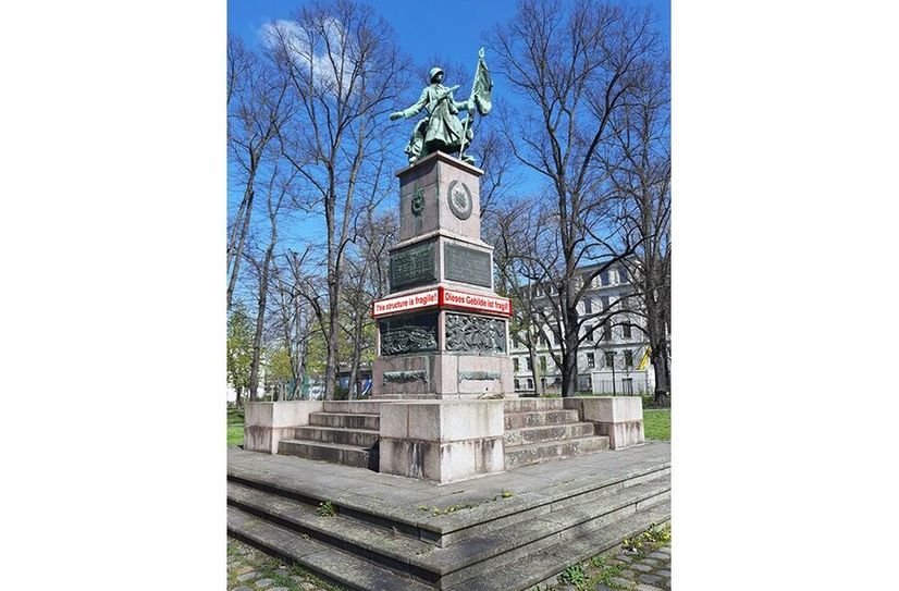 Temporäre Kunstinstallation am Sowjetischen Ehrenmal in Dresden.
