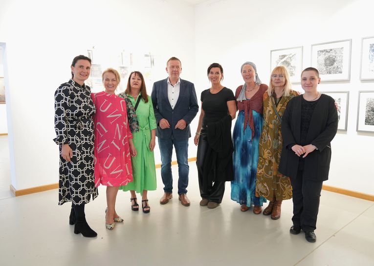 Katharina Schwarz, Danuta Nawrocka, Marzenna Otto, Christian Jaschinski, Claudia Mölle, Andrea Dürfers, Jolanta Krzyzek, Steffi Marschner (v.l.n.r.) bei der Eröffnung der Berufskunstausstellung in Atelierhof Werenzhain.