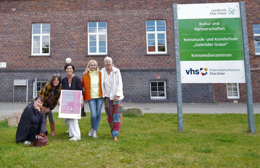 Marzenna Otto, Stephanie Mai, Claudia Mölle, Jolanta Krzyzek, Andrea Dürfers (v.l.n.r.) vor der Kreismusik- und Kunstschule Gebrüder Graun.