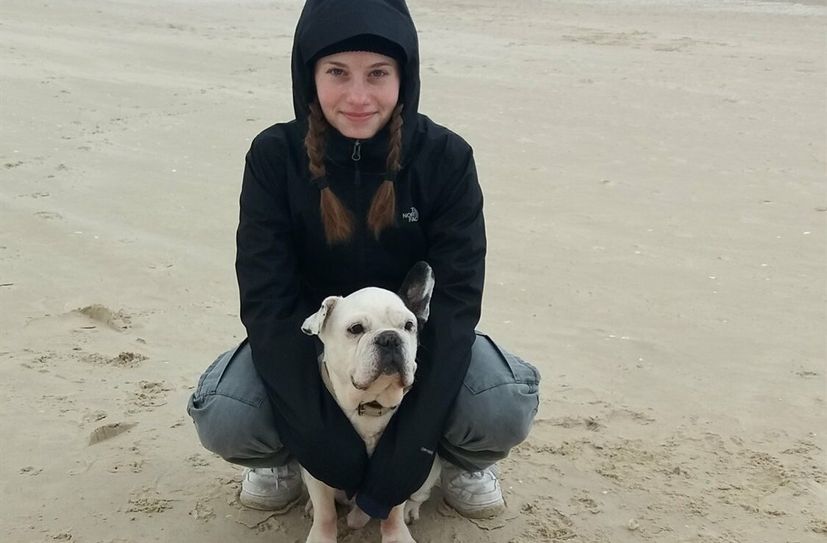 Hund Olaf ist Melinas Liebling.