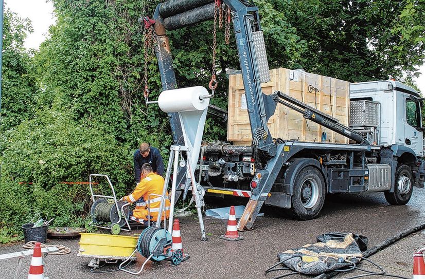 Vorbereitungen zum Einbau des Schlauchliners (weiße Rolle) in den defekten Kanal.