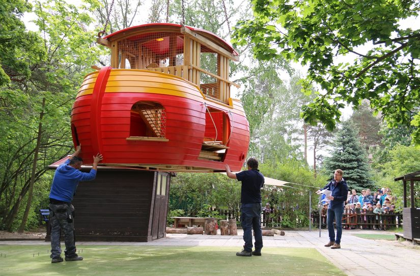 Aus sicherem Abstand beobachten die Kleinen, wie das neue Spielschiff angeliefert wird.