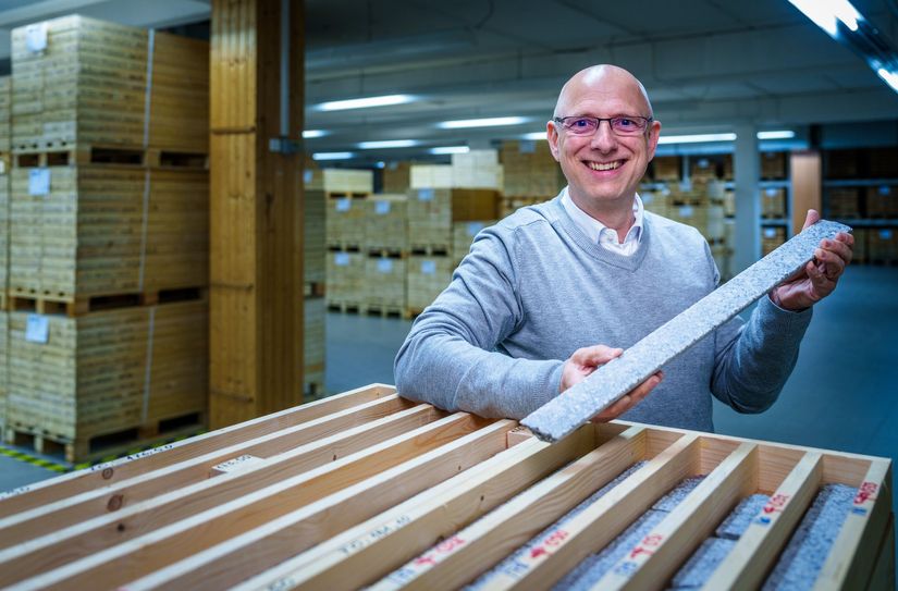 Marko Uhlig, Geschäftsführer der Zinnwald Lithium GmbH, begutachtet einen Bohrkern am neuen Firmensitz in Altenberg.