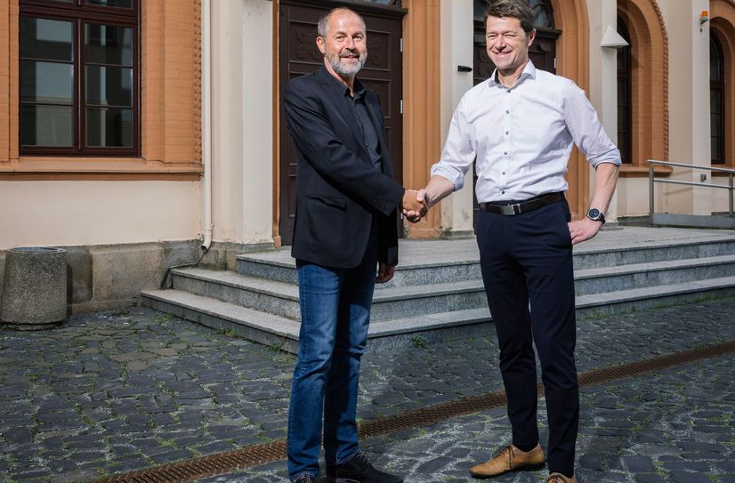 Löbaus Oberbürgermeister Albrecht Gubsch (l.) und Gunnar Schneider, Leiter des Kommunalvertriebs bei SachsenEnergie beim Kickoff zur Kommunalen Wärmeplanung für Löbau.