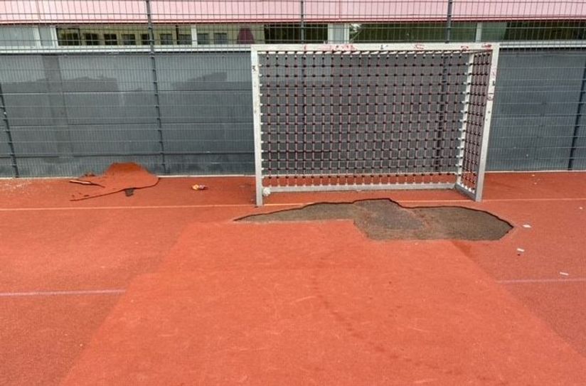 Bolzplatz beschädigt.