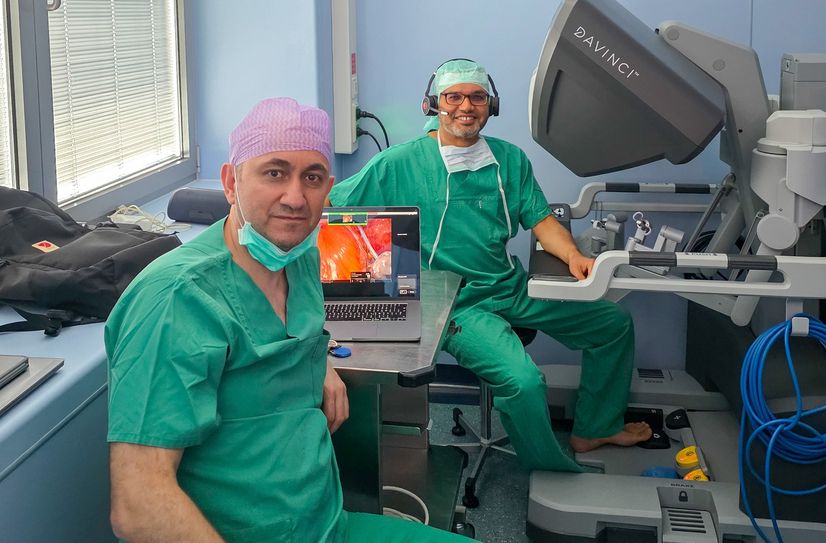 Dr. Nasreldin Mohammed (r.) und Rufat Asadbeyli vor der Bedienkonsole des Da Vinci-Systems.