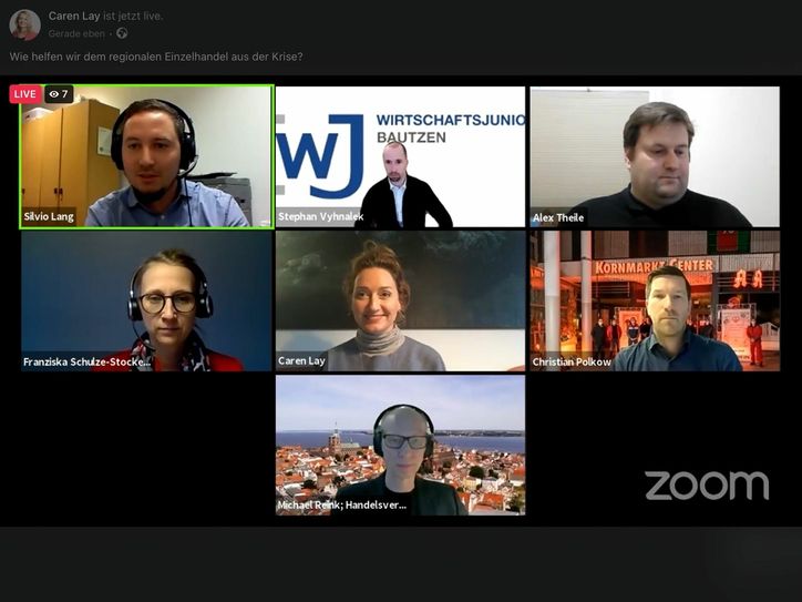 Wege aus der Krise des Einzelhandels diskutierten, unter der Moderation von Silvio Lang, Stephan Vyhnalek (Sprecher der Wirtschaftsjunioren Bautzen), Alex Theile (Kamenzer Stadtwerkstatt e.V. und Stadtrat), Franziska Schulze-Stocker (Kamenzer Stadtwerkstatt e.V.), Caren Lay (MdB, Die Linke), Christian Polkow (Manager des Bautzener Kornmarktcenters) und Michael Reink (Handelsverband HDE). Screenshot: kun
