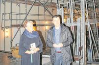 Theaterchefin Ann-Kristin Böhme und Bürgermeister Markus Renner stehen im Bühnenhaus, dass den Blick auf die Gerüste im  Zuschauerraum freigibt.